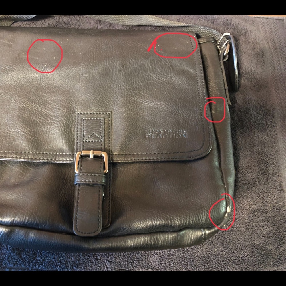 Kenneth Cole Reactions Crossbody Messenger Bag.